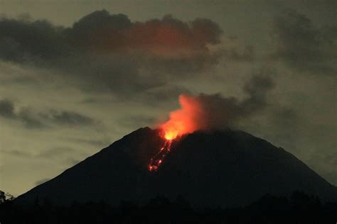 인도네시아 므 라피 화산 폭발